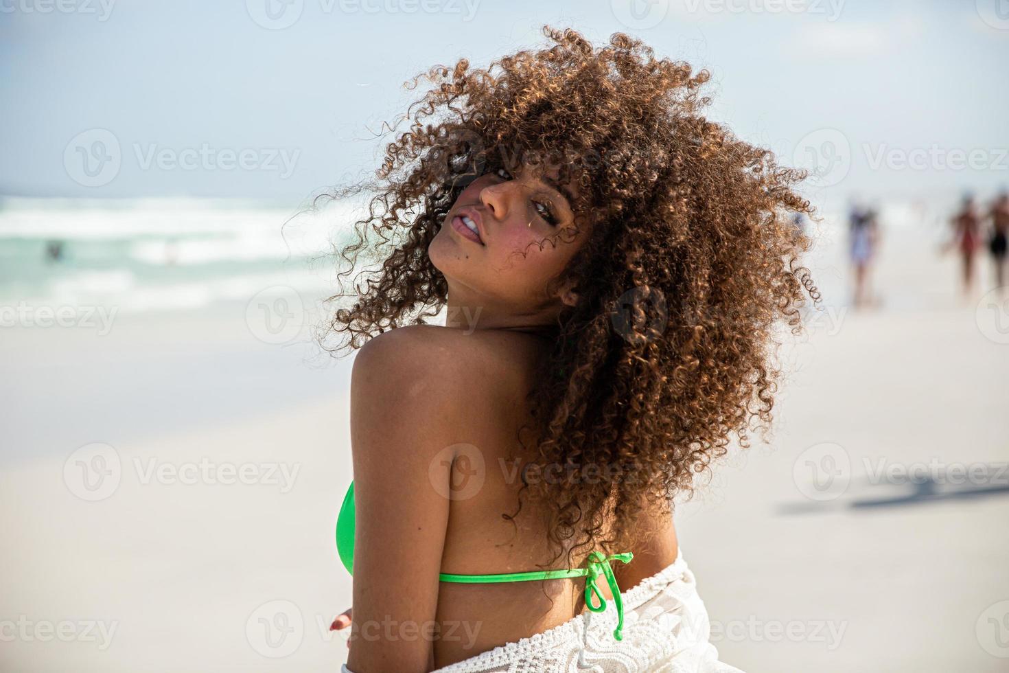 afro noire jeune jolie fille, cheveux bouclés, bikini, plage. vacances d'été afro-américaines. photo