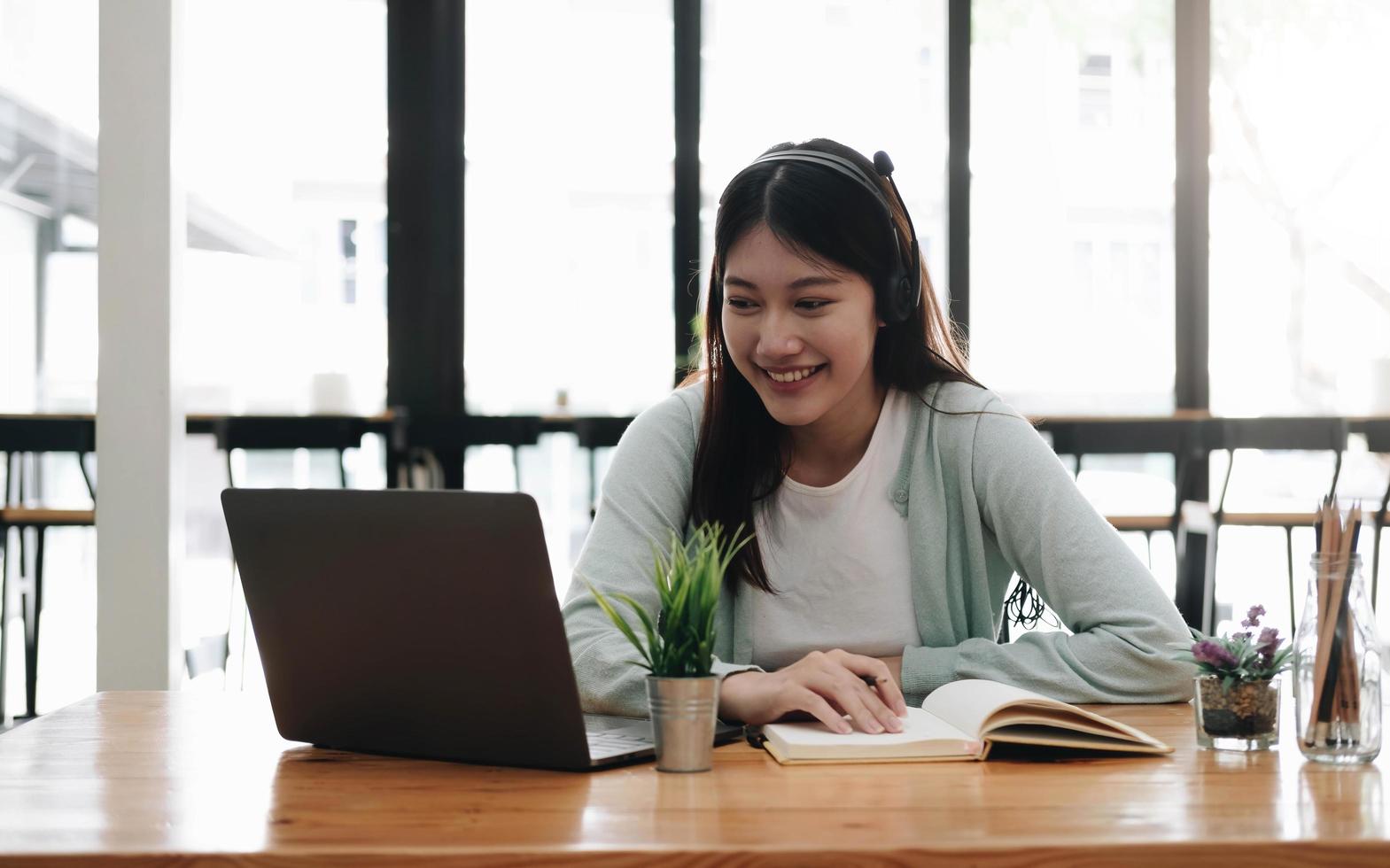 l'apprentissage en ligne, en ligne, l'éducation et la distanciation sociale sur Internet protègent du concept de virus covid-19. femme asiatique conférence vidéo e-learning avec enseignant sur ordinateur portable à la maison. photo