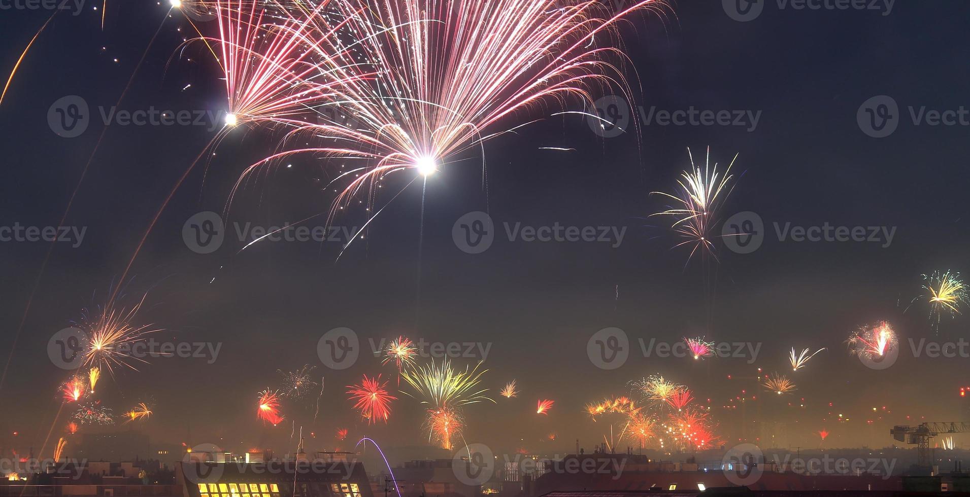 longue exposition de feux d'artifice sur les toits de vienne photo