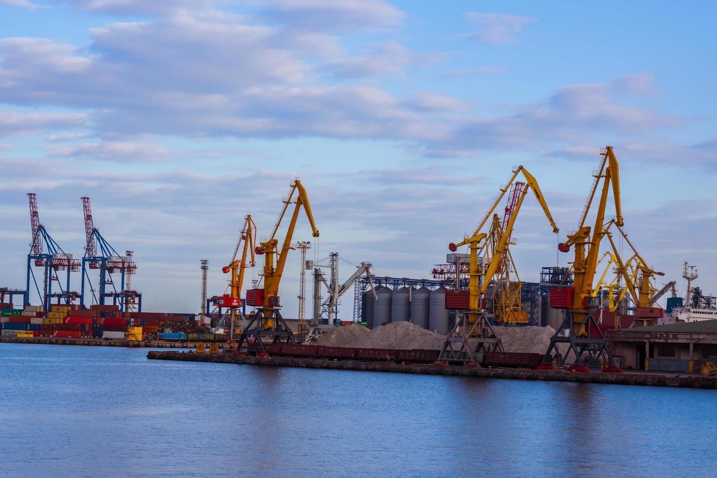 grand terminal de fret dans le port maritime photo