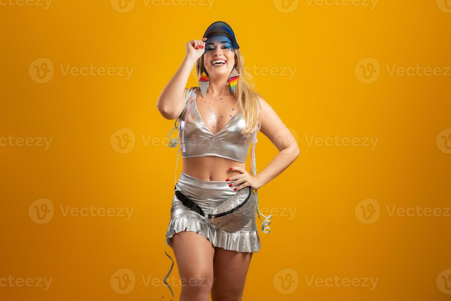 belle femme blonde habillée pour la nuit du carnaval. femme souriante prête à profiter du carnaval avec un masque coloré. côté. photo