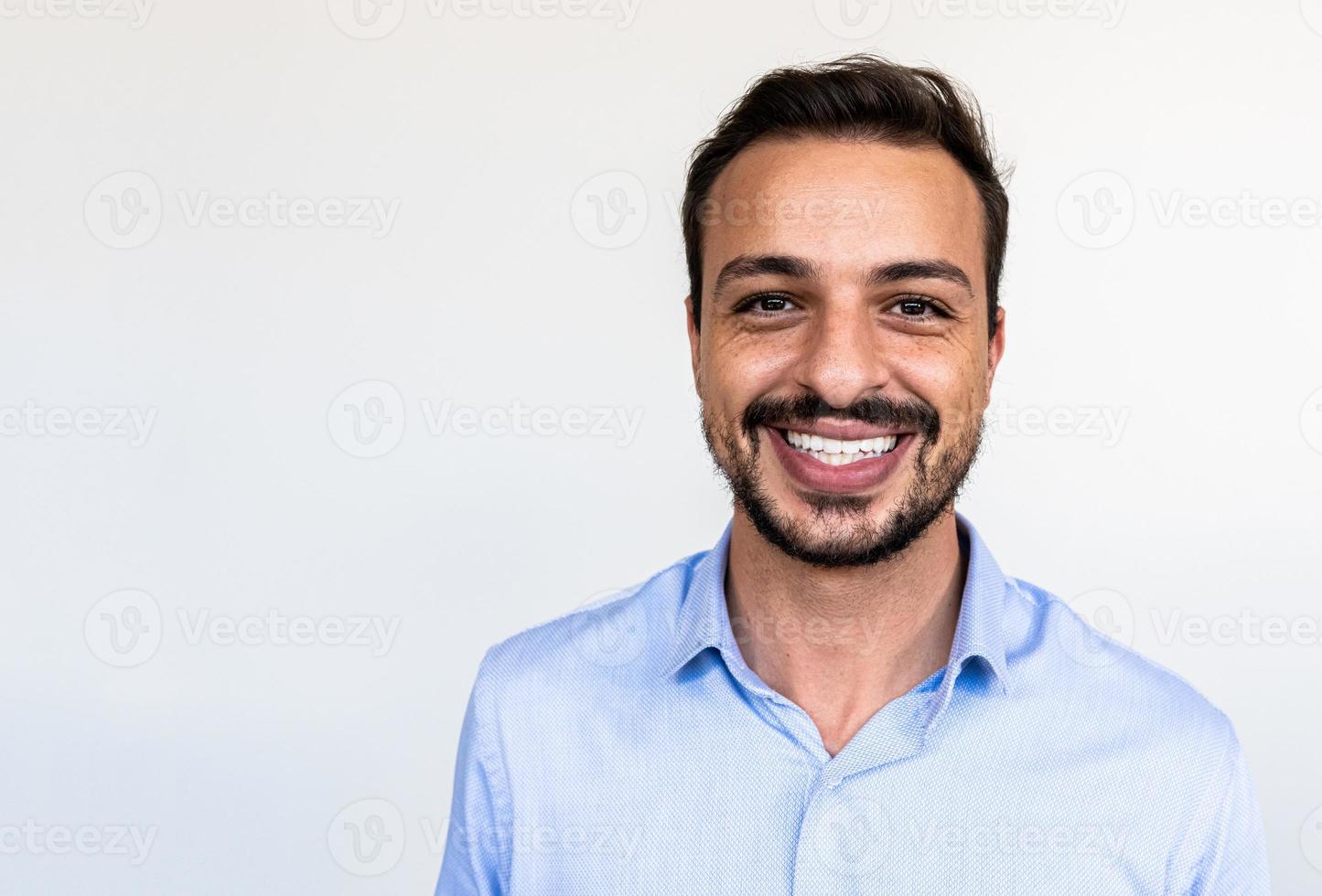 portrait d'homme latin, modèle masculin brésilien. photo