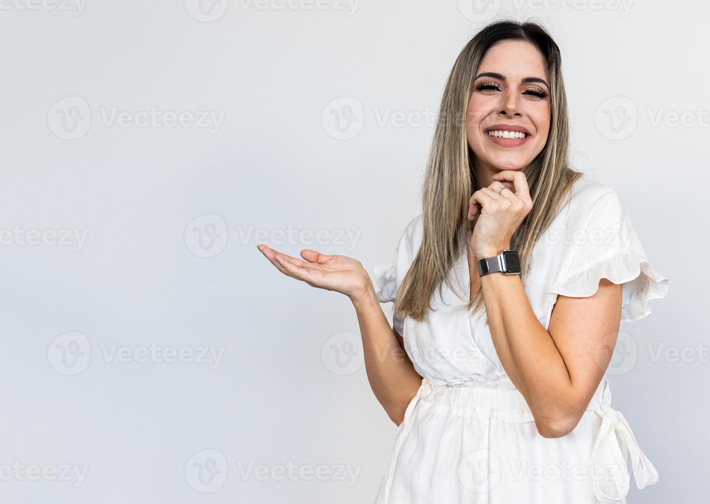 une jeune fille latine pointe vers les côtés. concept de publicité et de présentation. photo