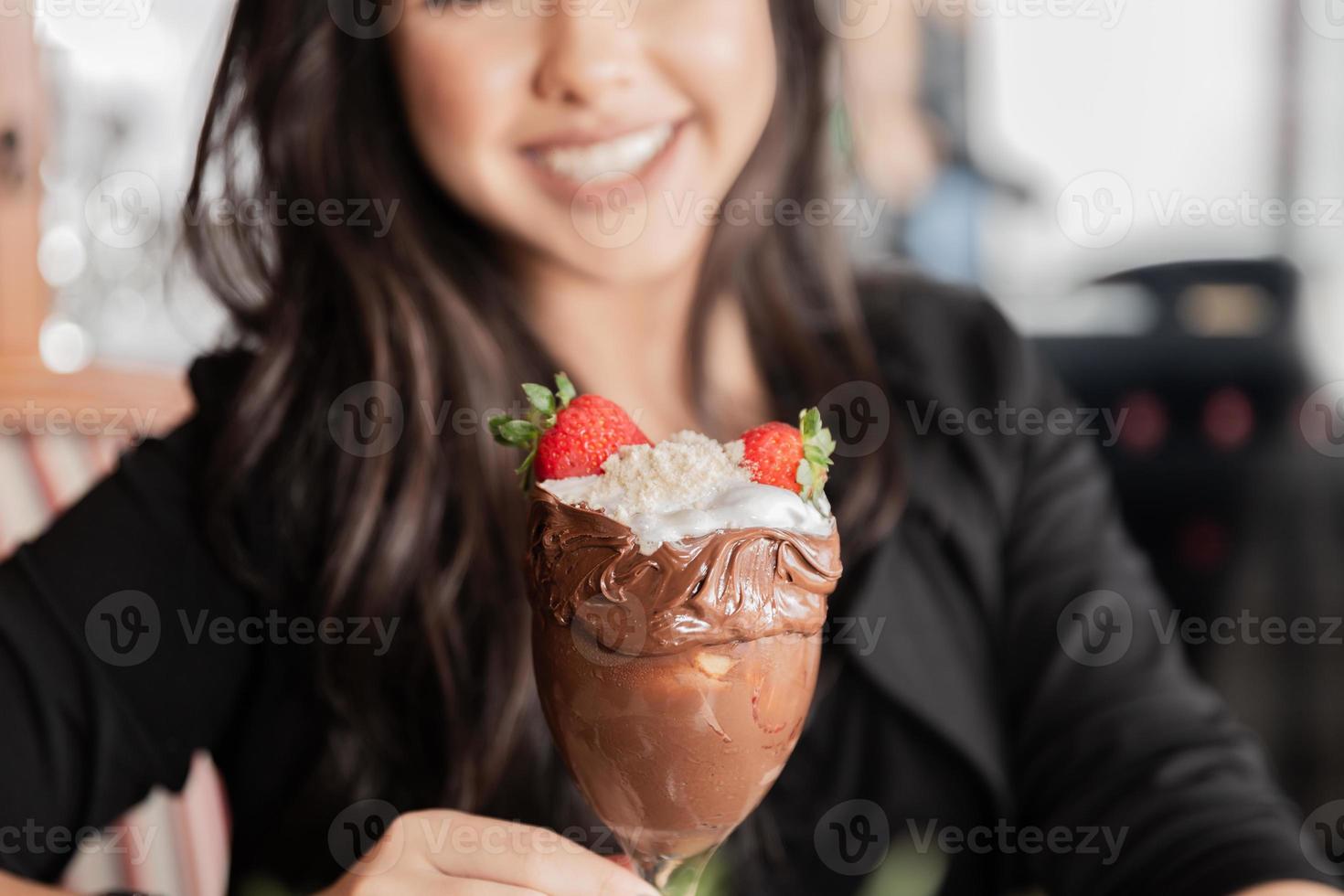 la crème glacée blanche mélange la fraise avec beaucoup de calories, peut vous faire grossir, flouter. délicieux sundae à la vanille ou au chocolat avec fraise. photo