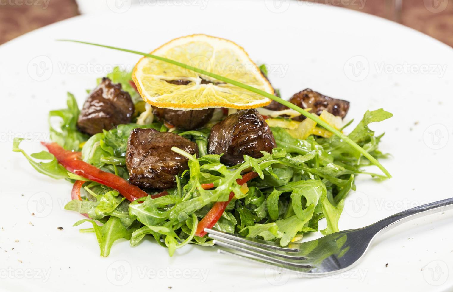 salade de roquette et viande de canard photo