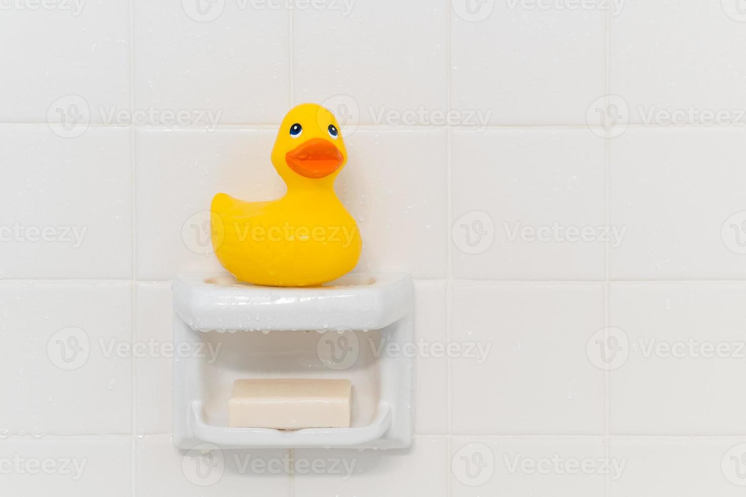 canard en caoutchouc dans la douche photo