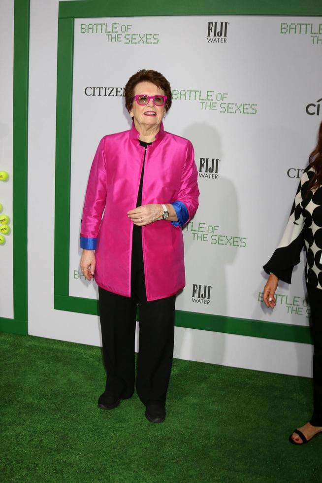 los angeles, 16 septembre - billie jean king à la bataille des sexes la première au théâtre du village le 16 septembre 2017 à westwood, ca photo