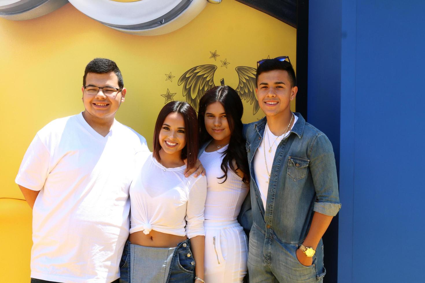 los angeles, 24 juin - becky g, frères et sœurs à la première de moi moche et méchant 3 au shrine auditorium le 24 juin 2017 à los angeles, ca photo