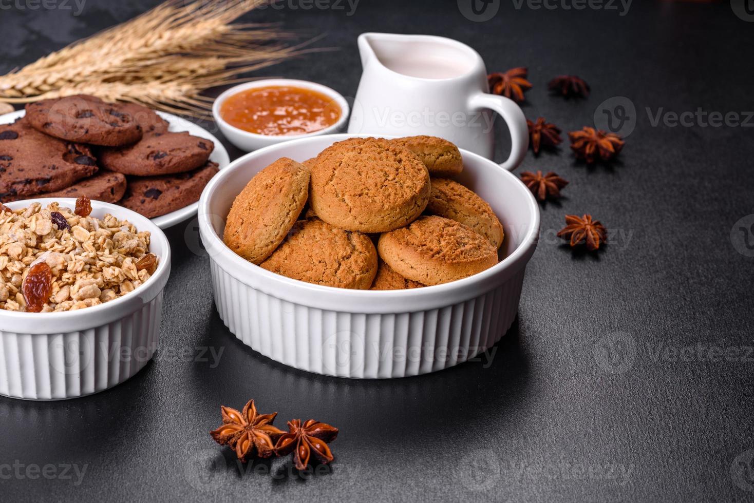 délicieux petit déjeuner sain et nutritif avec granola, œufs, biscuits à l'avoine, lait et confiture photo