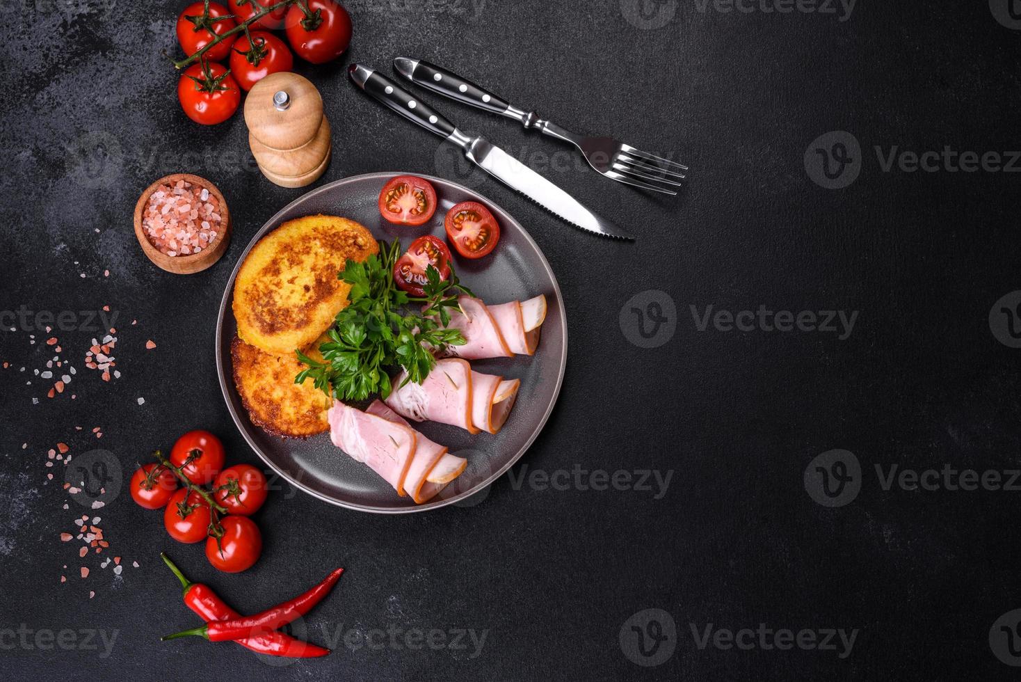 tranches de délicieux bacon cru ou salé avec épices, sel, légumes et herbes sur une planche à découper en bois photo