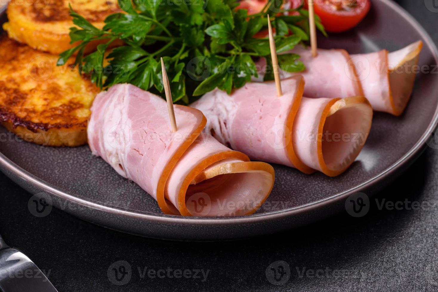 tranches de délicieux bacon cru ou salé avec épices, sel, légumes et herbes sur une planche à découper en bois photo