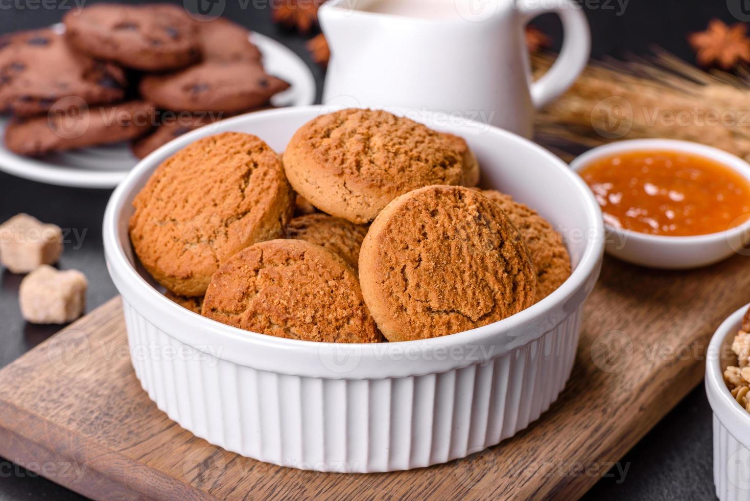 délicieux petit déjeuner sain et nutritif avec granola, œufs, biscuits à l'avoine, lait et confiture photo