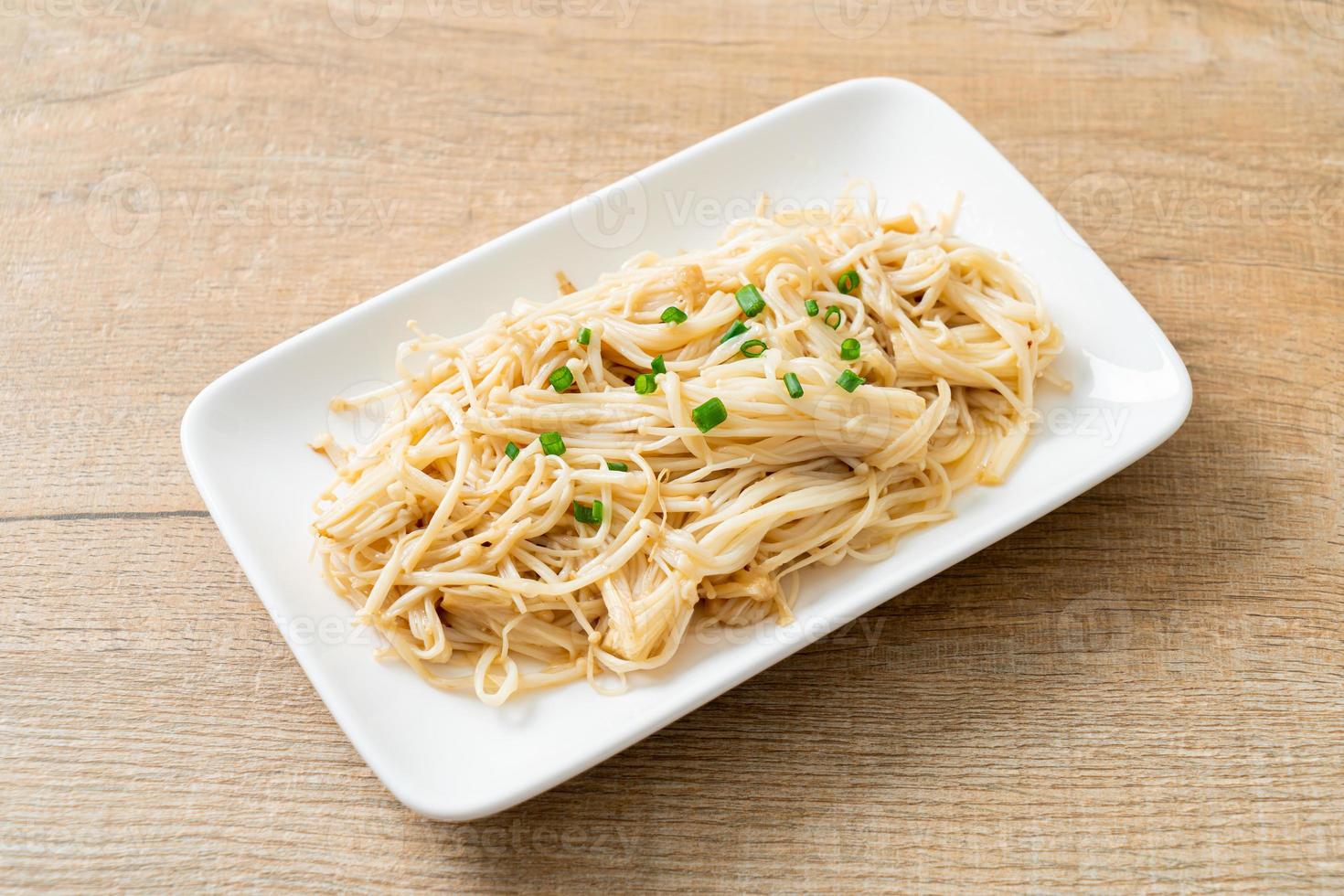 champignons d'aiguille d'or sautés avec du beurre photo