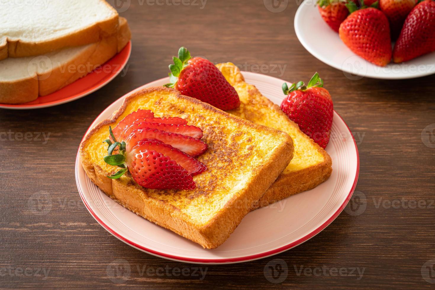 pain perdu aux fraises fraîches photo