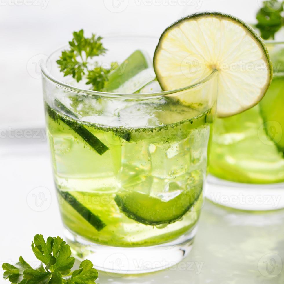 citron vert, concombre, cocktail de persil, eau détoxifiante photo