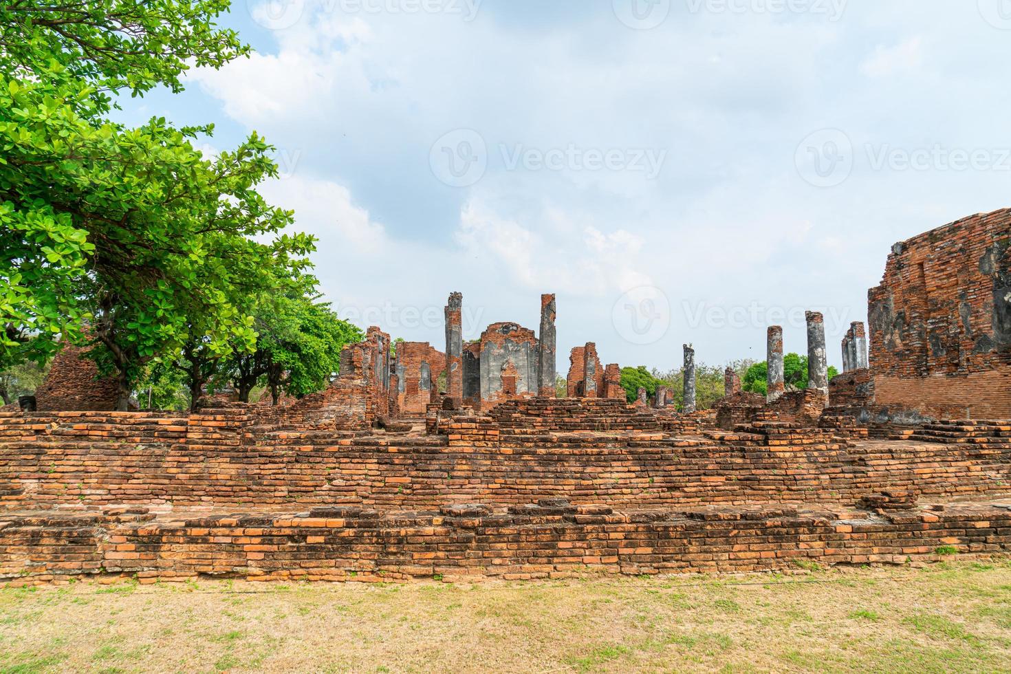 temple wat phra sri sanphet dans l'enceinte du parc historique de sukhothai, site du patrimoine mondial de l'unesco en thaïlande photo