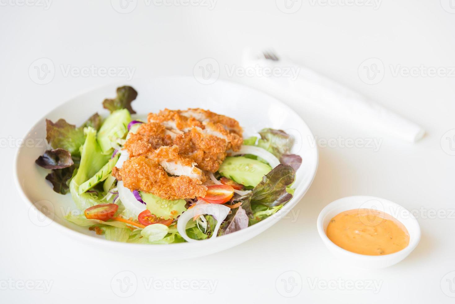 salade de poulet frit aux tomates, concombre et oignon. photo