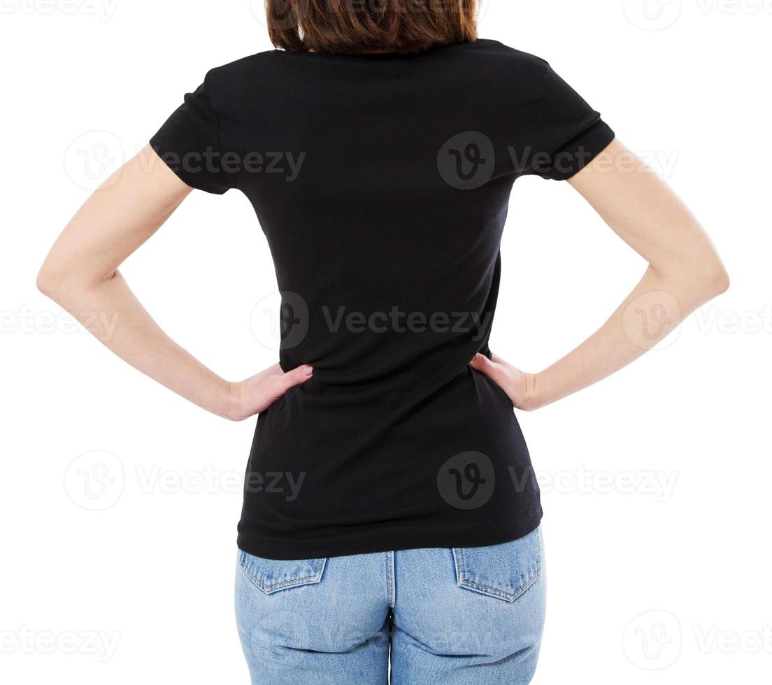 femme en t-shirt noir posant avec les mains sur la taille sur fond blanc photo