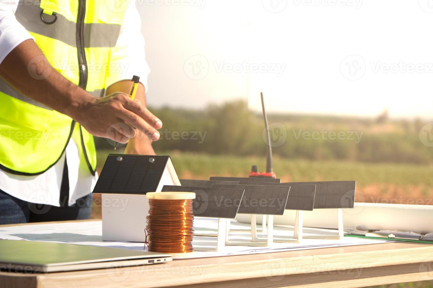 équipe d'ingénieurs travaillant dans une ferme éolienne et une cellule solaire. énergie renouvelable avec éolienne par concept d'énergie alternative. photo