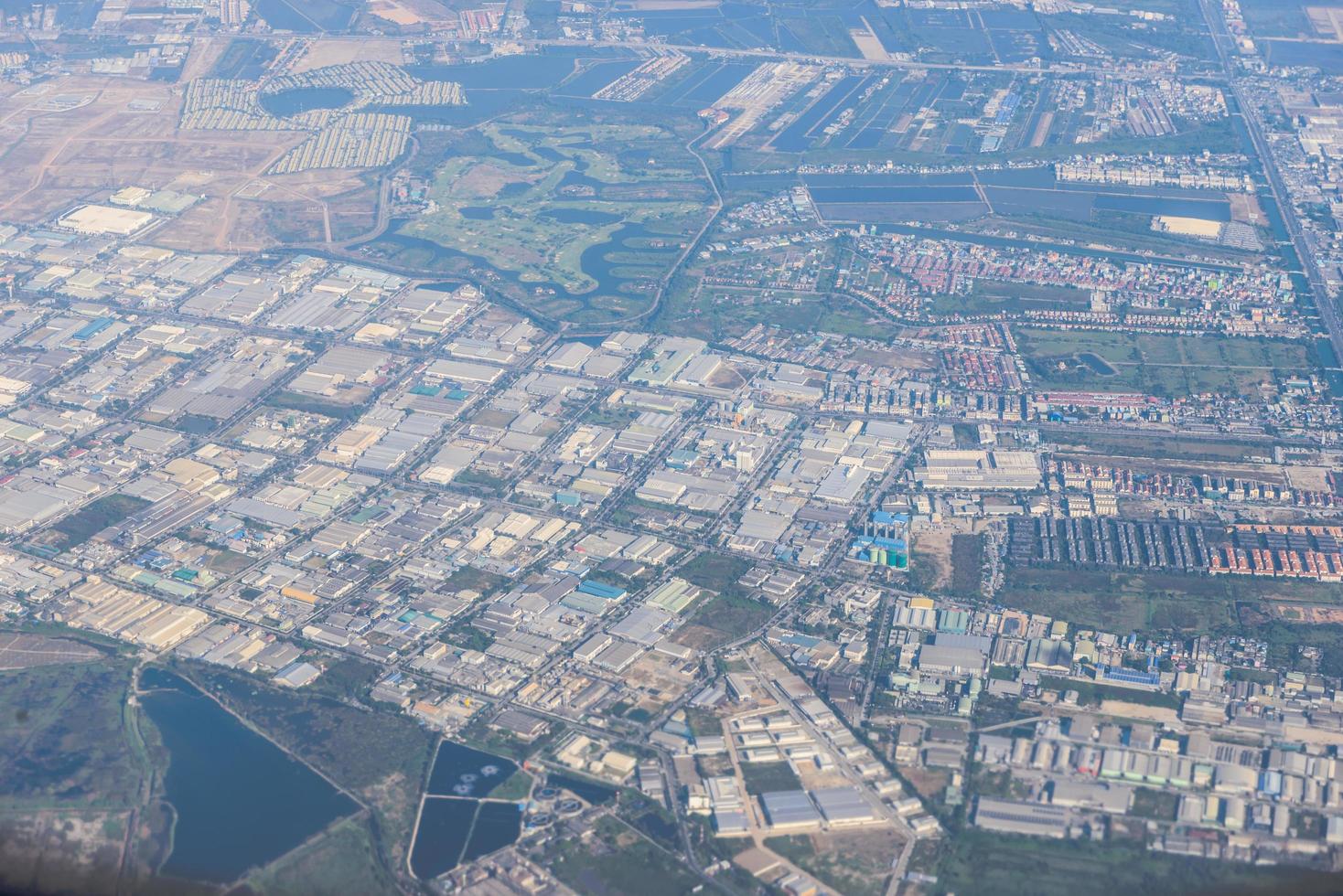 vue de dessus du quartier résidentiel, banlieue de thaïlande. vue depuis la fenêtre d'un avion photo