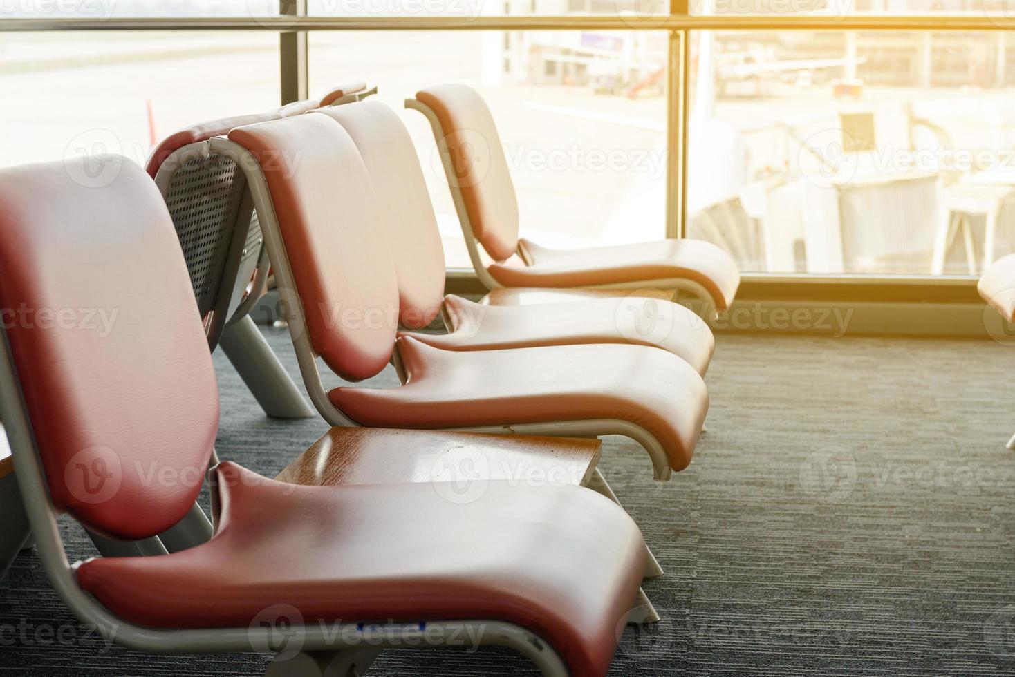 salle d'embarquement avec chaises vides dans le terminal de l'aéroport, zone d'attente photo