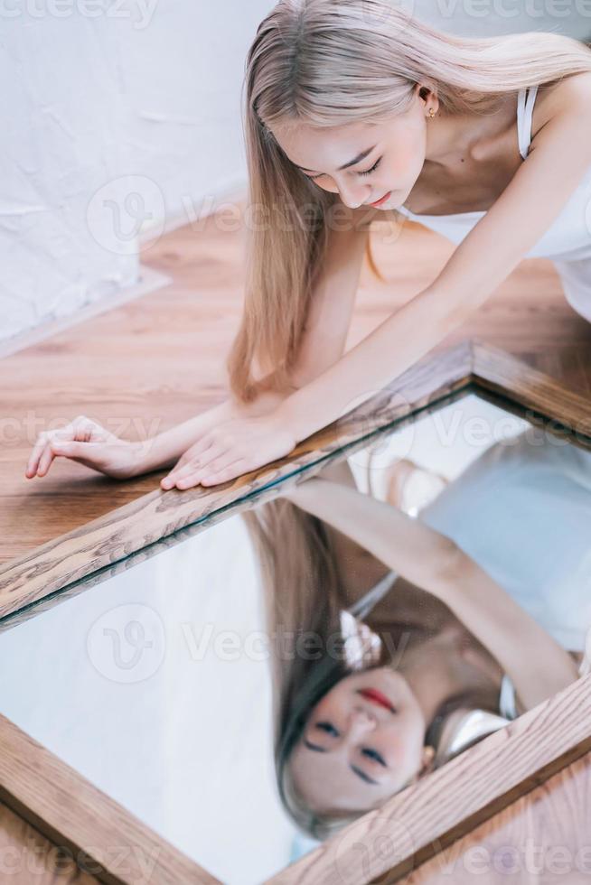 portrait de jeune fille asiatique et son reflet dans le miroir photo