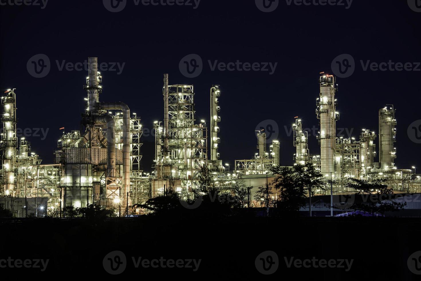 soirée de scène de la tour de l'usine de raffinerie de pétrole du réservoir et de la colonne du réservoir d'huile de l'industrie pétrochimique photo