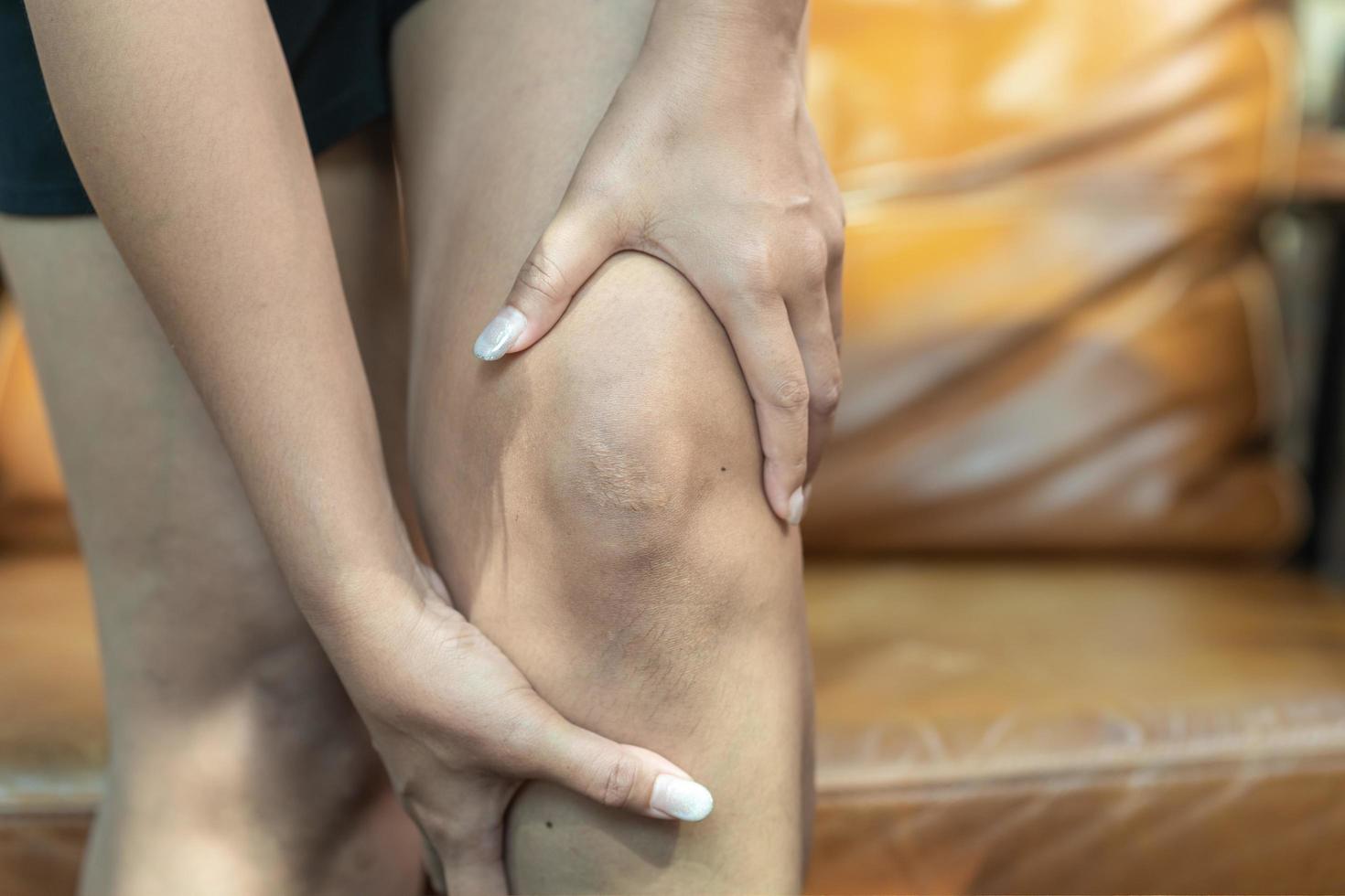 cette femme a ressenti de la douleur et un engourdissement dans ses nerfs après avoir subi les effets secondaires du covid-19. photo