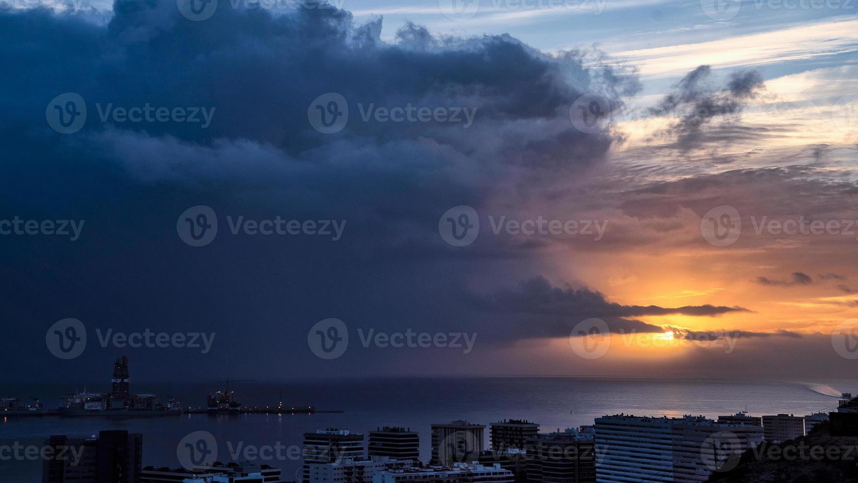 lever de soleil dans la ville de las palmas photo