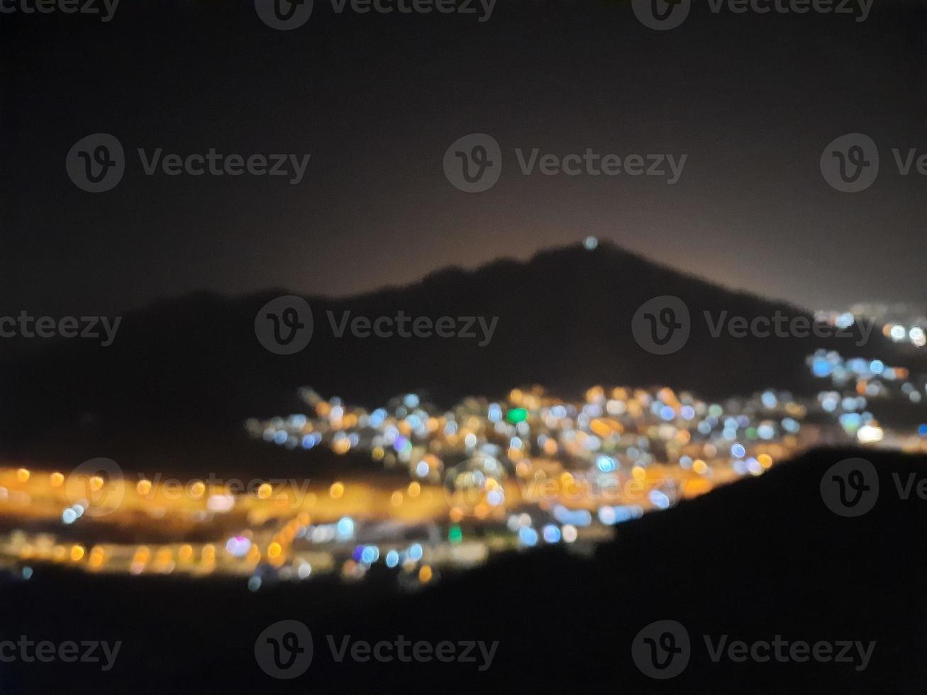 belle vue sur la montagne jabal al noor à la mecque. La grotte de Hira est située au sommet de la montagne Jabal al Noor où des visiteurs du monde entier viennent visiter. photo