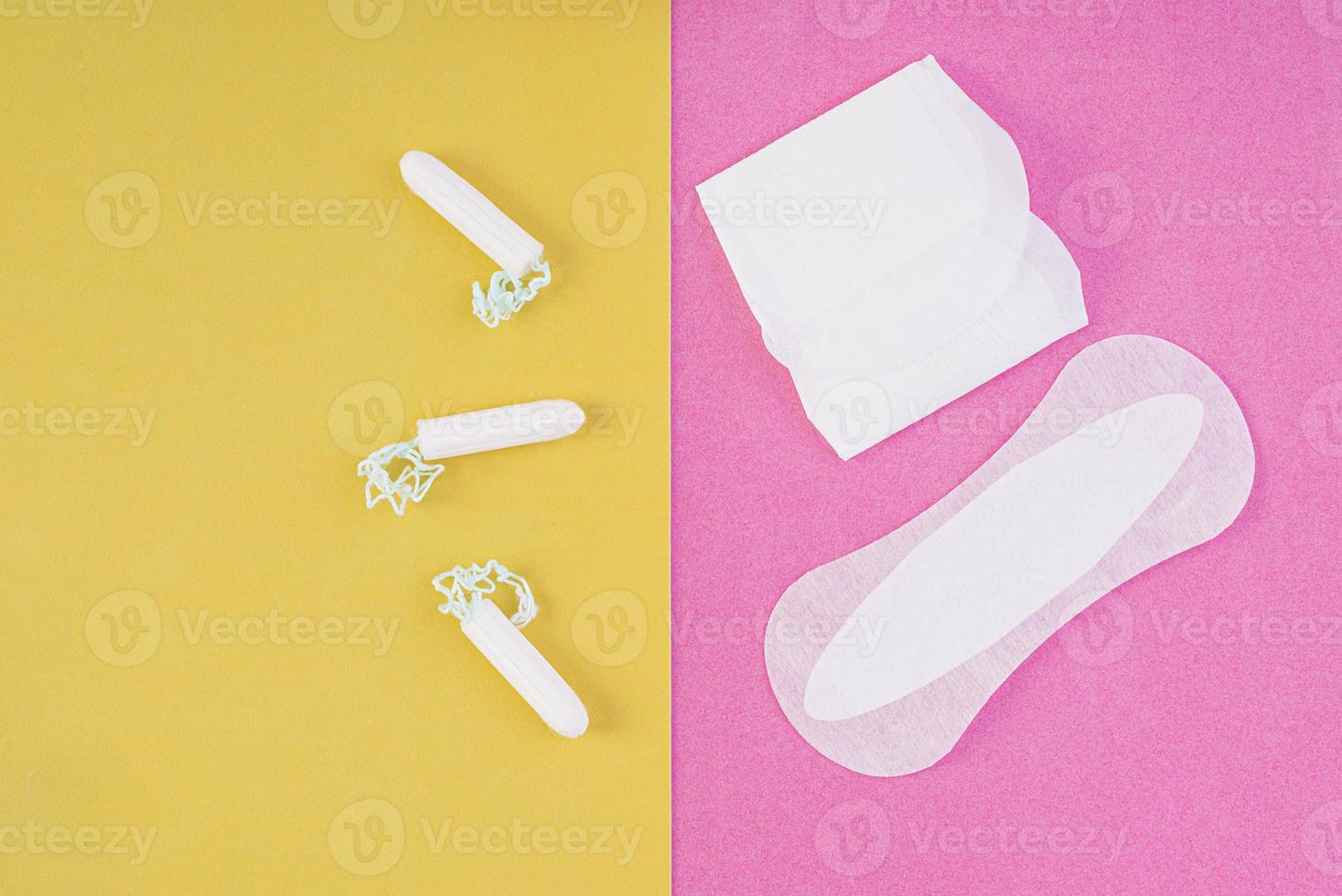 soins d'hygiène pendant les jours critiques. choisir entre un tampon et une serviette hygiénique. cycle menstruel. produits d'hygiène pour femmes. vue de dessus photo