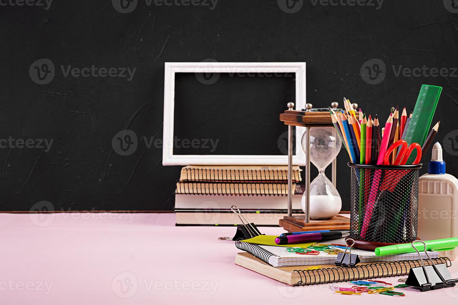 ensemble de fournitures scolaires colorées, livres et cahiers. accessoires de papeterie. photo