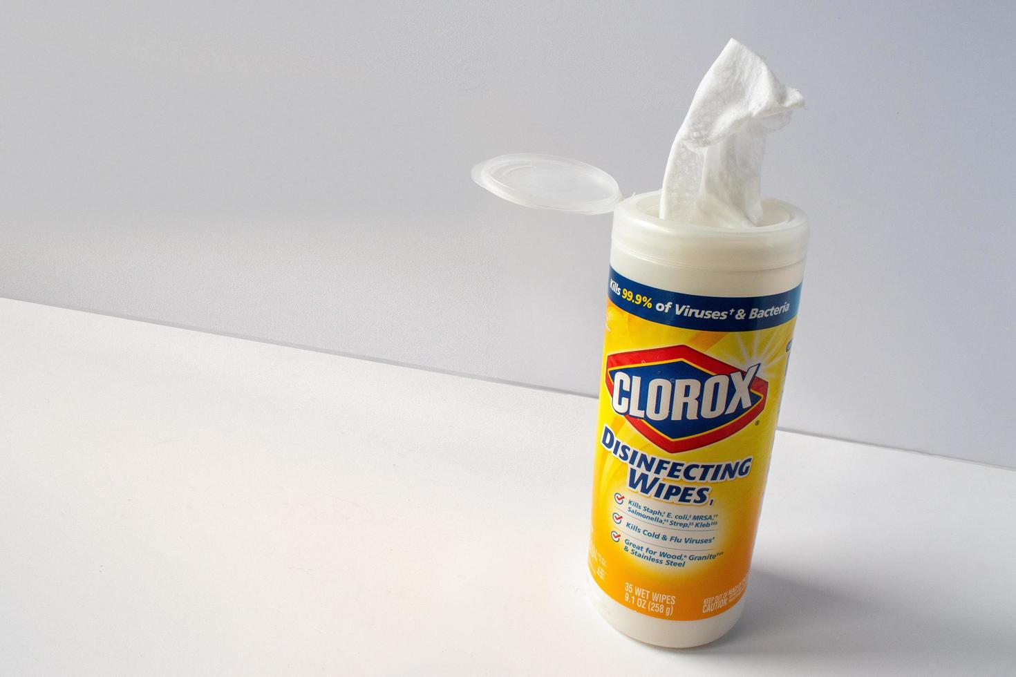 états-unis - 20 mars 2020 lutter contre le virus corona avec des lingettes désinfectantes clorox photo