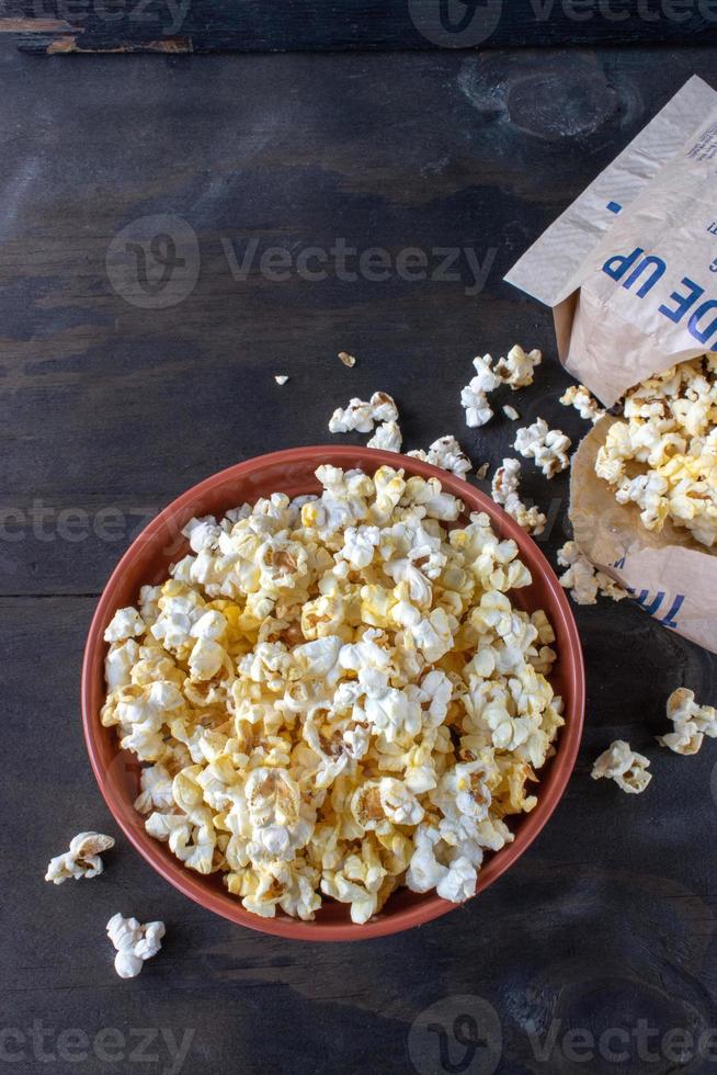 pop-corn sac éclaté déchiré et débordant à plat photo