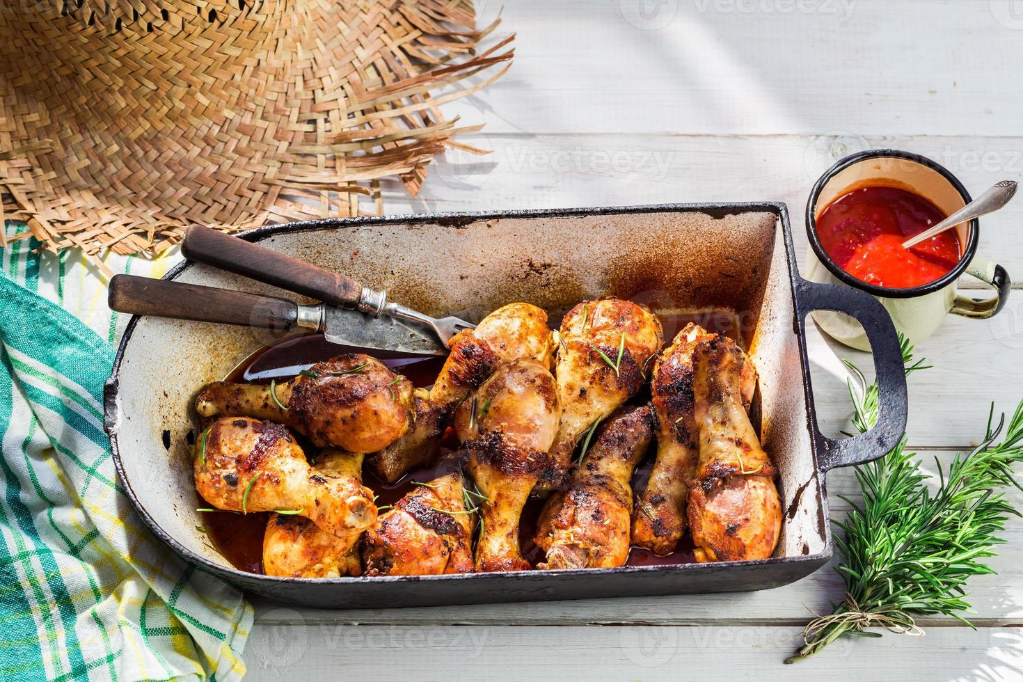 cuisses de poulet chaud aux herbes et sauce dans une cuisine rustique photo