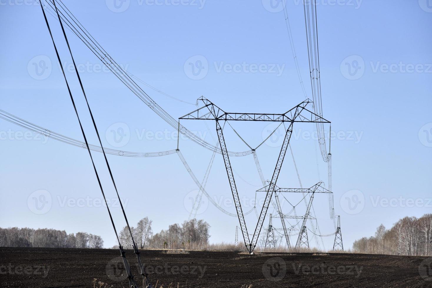 ligne électrique ultra-haute tension sur le terrain au printemps en russie photo