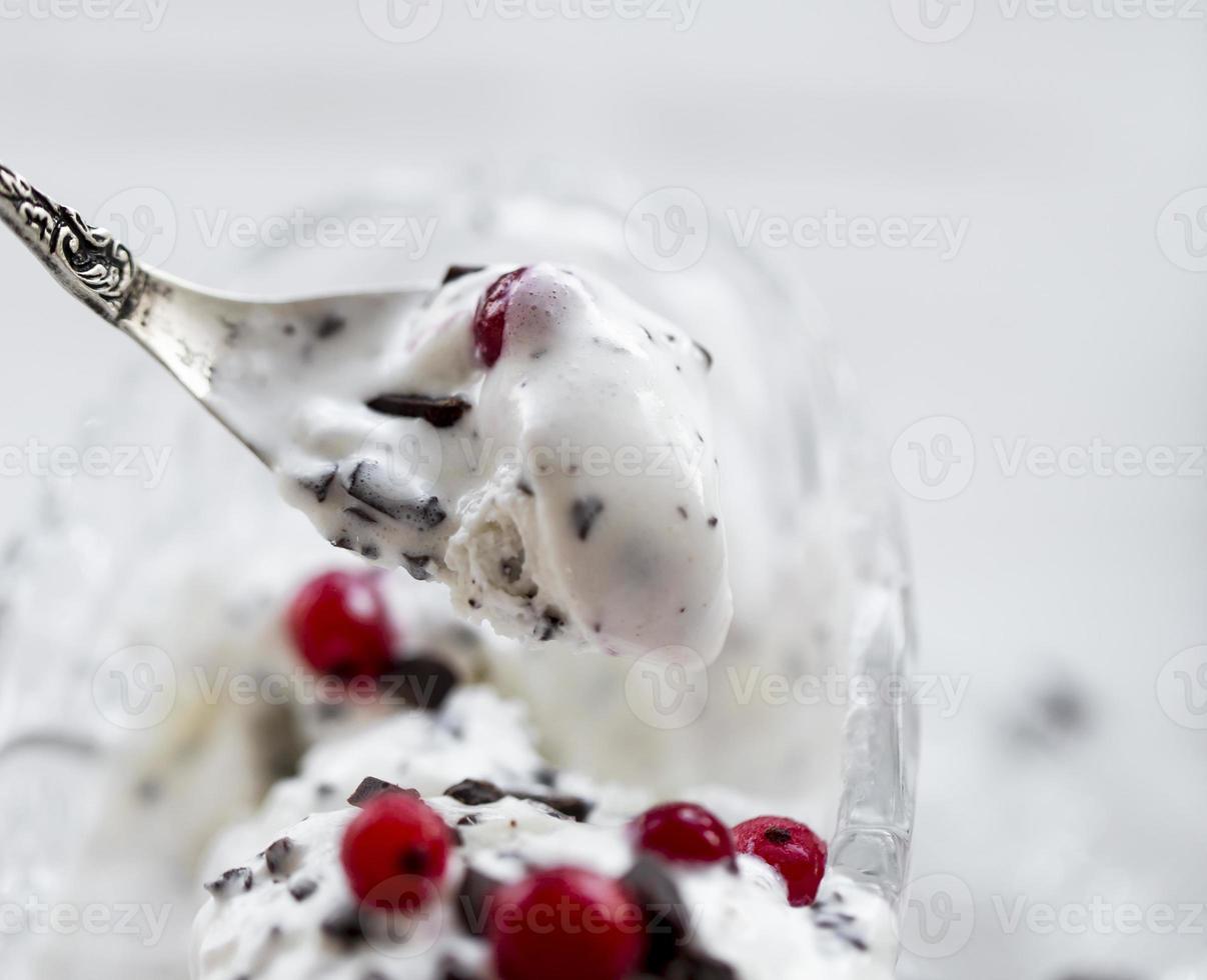 crème glacée stracciatella aux fruits rouges photo