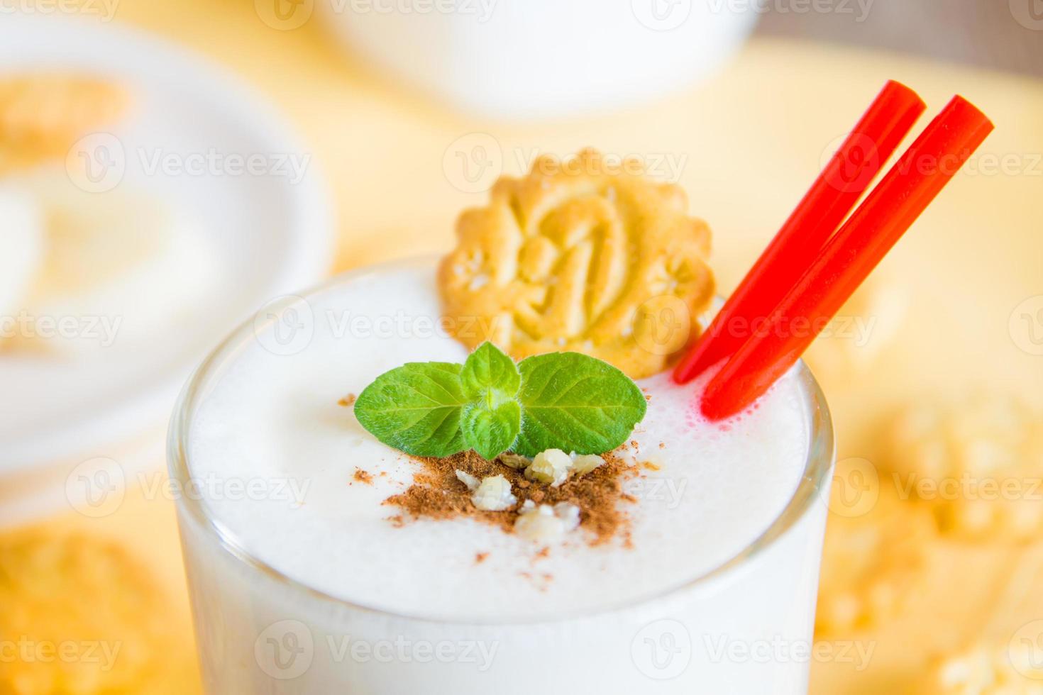 Milk-shake (smoothie à la banane) à la menthe, aux noix et aux biscuits photo