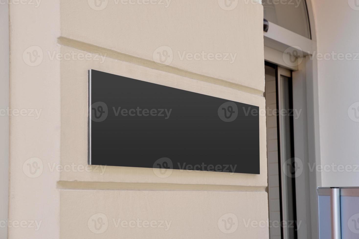 panneau noir à l'entrée du bâtiment de l'entreprise. surface propre pour la présentation du logo de l'entreprise photo