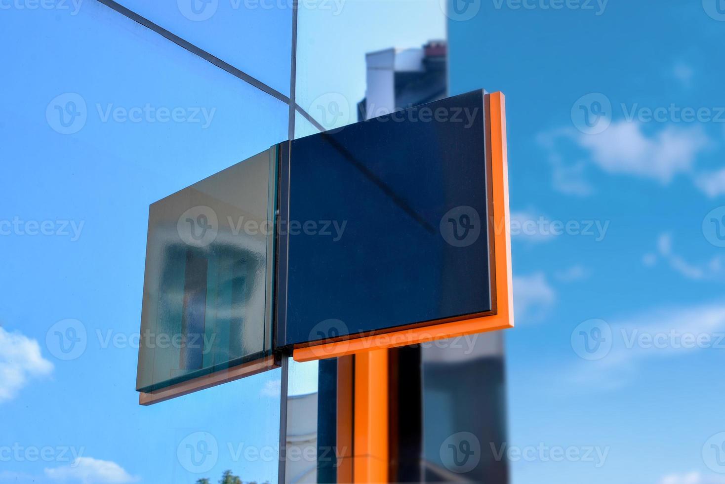 signe d'entreprise moderne sur un bâtiment en verre. blanc pour le logo, présentation de la marque photo