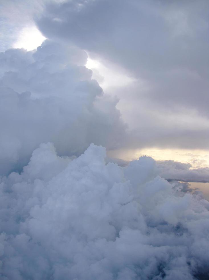 couches de nuages dans le ciel rayonnent des lumières du coucher du soleil photo