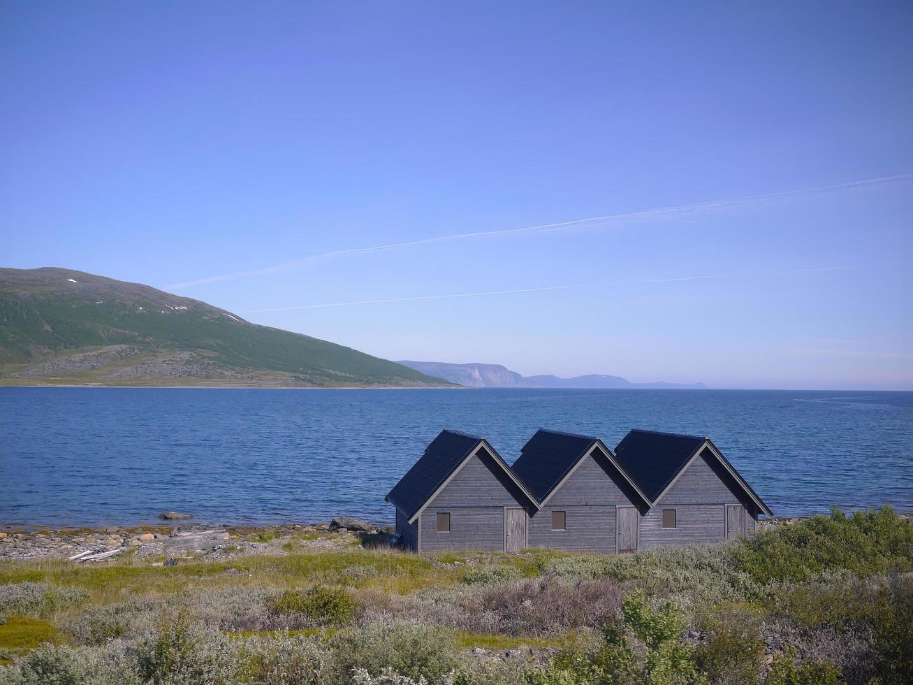 trois petites maisons en scandinavie cercle arctique photo