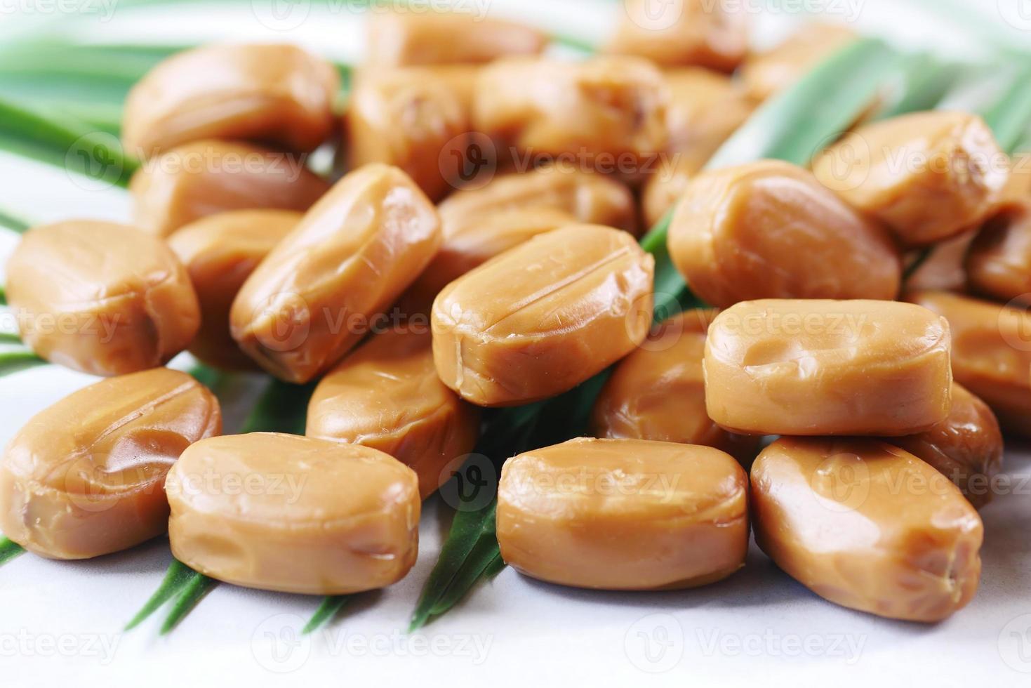 barre de chocolat au caramel sur tableau blanc. photo