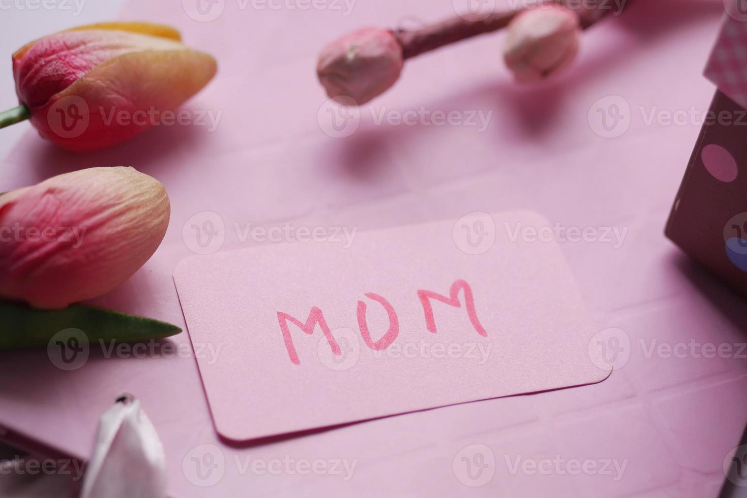 f cadeau de fête des mères et fleur sur table. photo