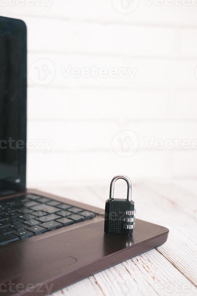 Concept de sécurité Internet avec cadenas sur le clavier de l'ordinateur photo