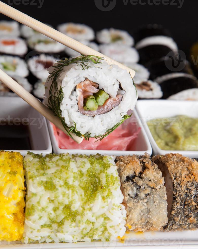 ensemble de sushi de fruits de mer japonais photo