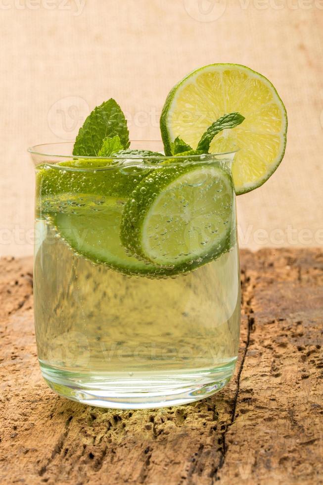 boisson gazeuse décorée de citron vert et de menthe photo