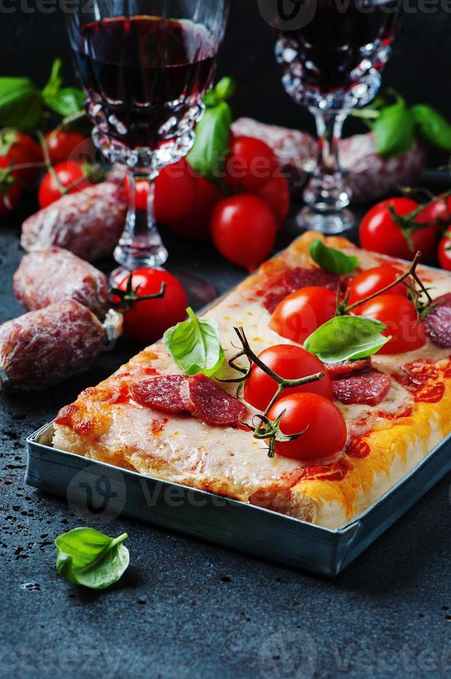 pizza au salami et tomate photo
