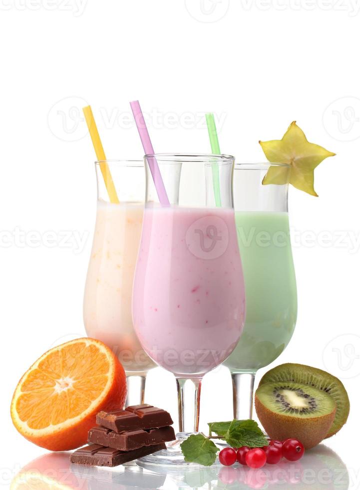 milk-shakes avec fruits isolé sur blanc photo
