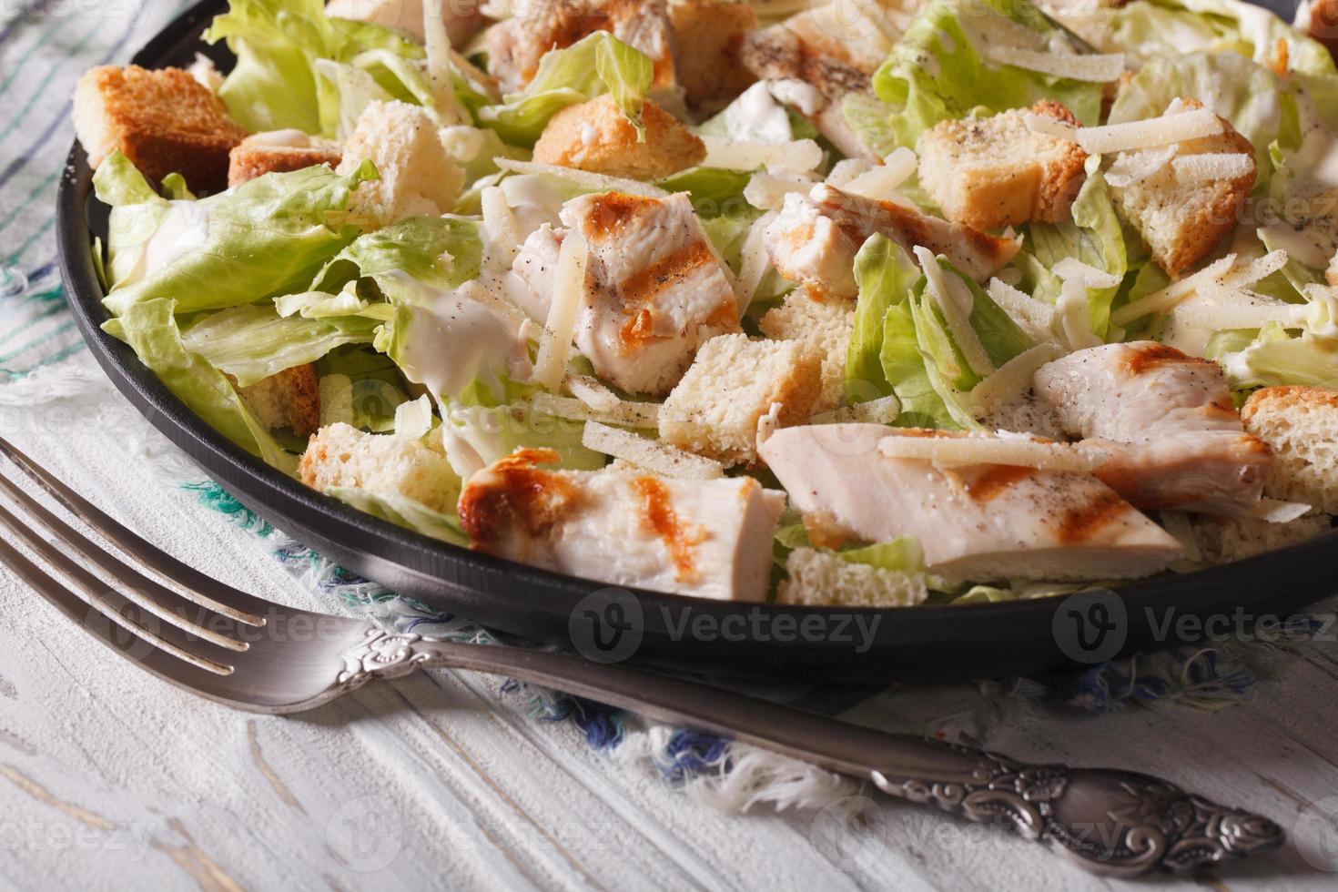salade César avec gros plan de poulet grillé, horizontal photo